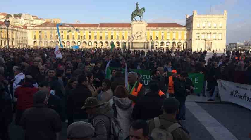 Miles de personas del mundo rural se echan a las calles de Lisboa reclamando respeto a la clase política