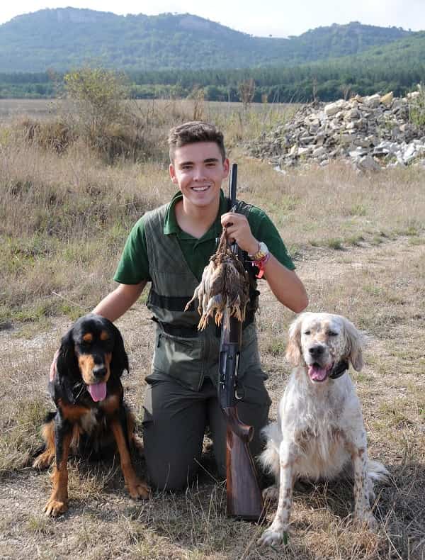 Iniciándose en la caza menor con perro, a los 14 años y con su padre, así es el perfil del joven cazador en España