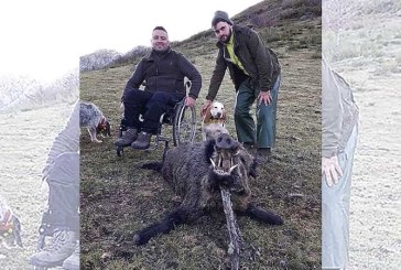 La caza no tiene límites: Abate un jabalí de más de 100 kg desde su silla de ruedas