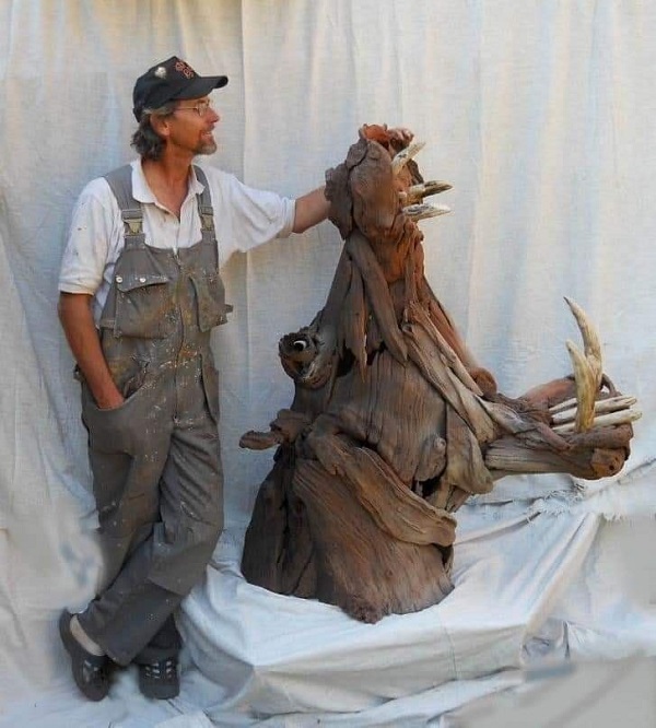 Esculturas realizadas con madera arrastrada por las aguas