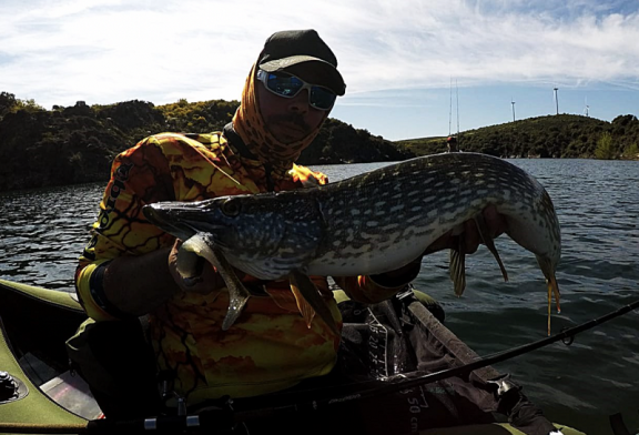 Pesca de lucios desde pato y a vertical