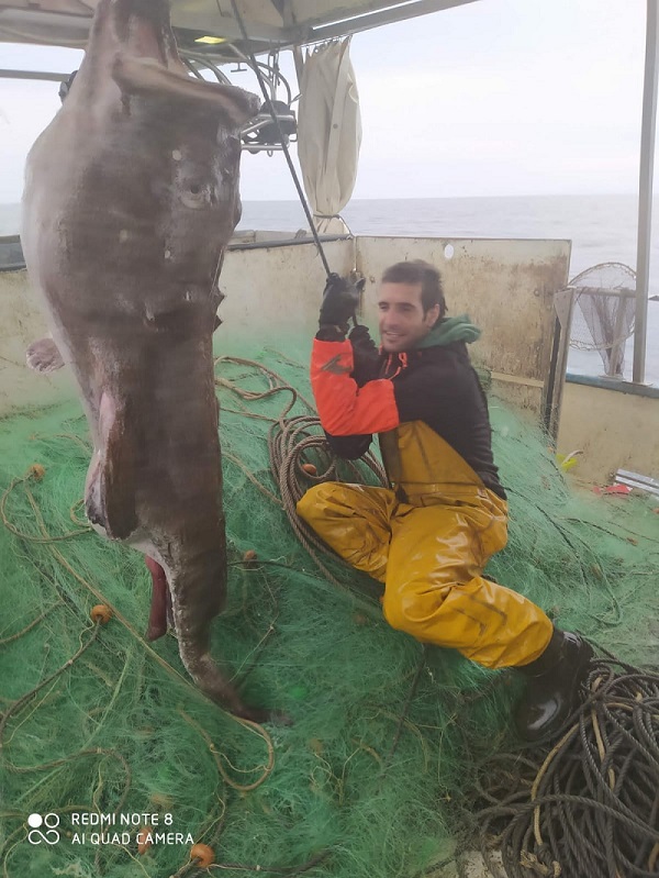 Pescadores de Lekeitio capturan un rape gigante