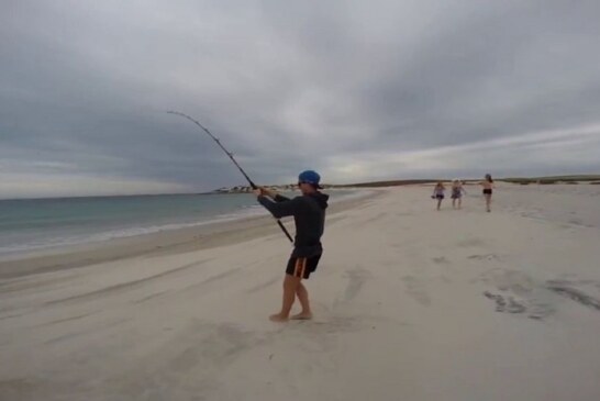 VÍDEO: Un adolescente pesca un tiburón de tres metros en una playa y termina cogiéndolo con las manos