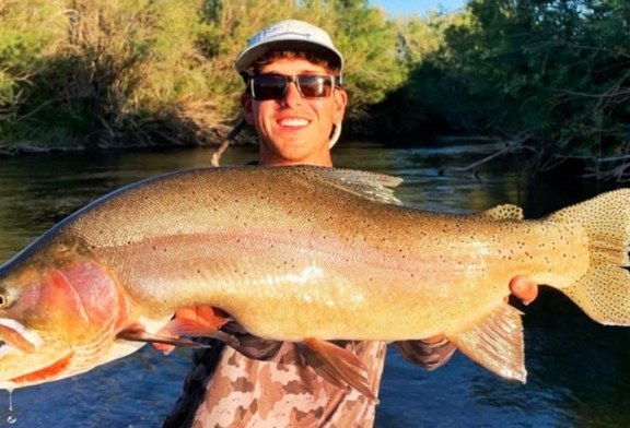 Guía de pesca captura una trucha récord en Yellowstone