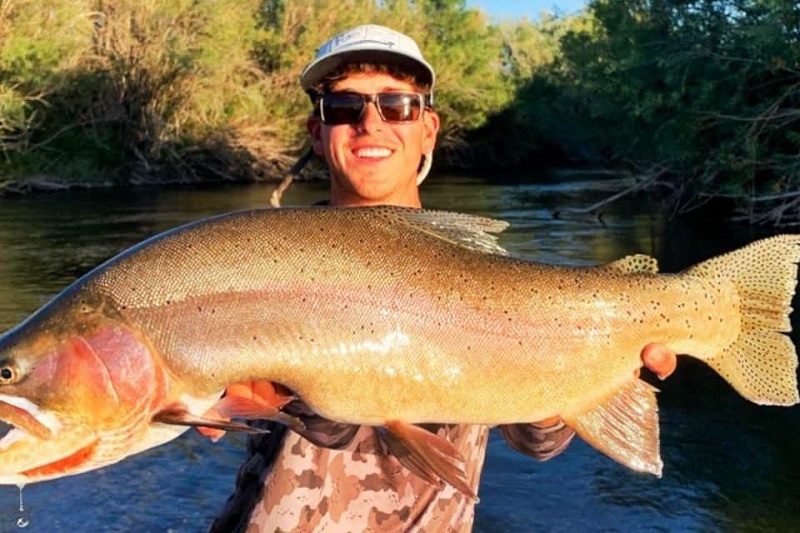 Guía de pesca captura una trucha récord en Yellowstone