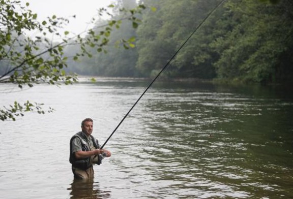 El Principado prevé reducir en 2021 los cupos de pesca de trucha y salmón