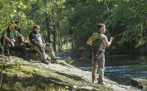 La temporada de pesca en Cantabria comenzará en abril y llega con una novedad: cada pescador podrá capturar dos salmones