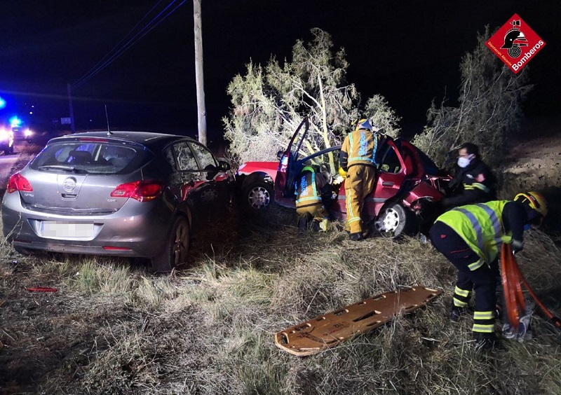 Los bomberos tienen que intervenir tras un accidente de tráfico con dos vehículos implicados al colisionar contra un jabalí