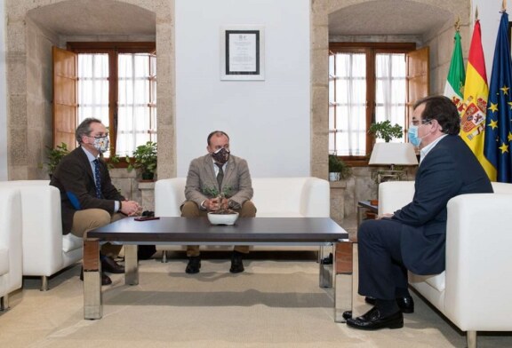 Manuel Gallardo expone al presidente de la Junta de Extremadura su nuevo proyecto para la RFEC