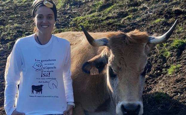 Una ganadera asturiana, acosada por defender la caza controlada del lobo: «Se tiraron a mí como chinches»