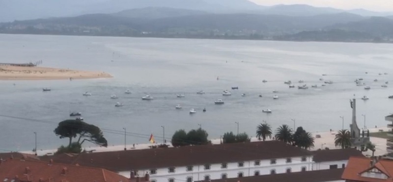 150 barcos se concentran contra las restricciones en la pesca de recreo en Santoña