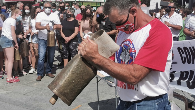 Masiva cencerrada en Jaca como protesta contra el lobo y el oso