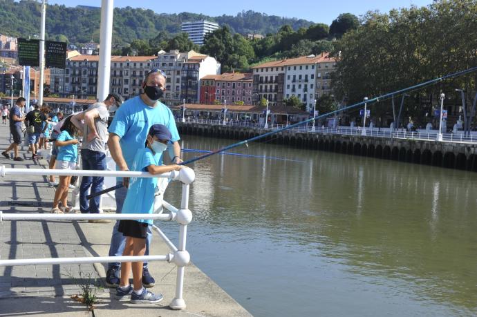La Escuela de Pesca inunda de emoción el muelle de Ripa en Bilbao