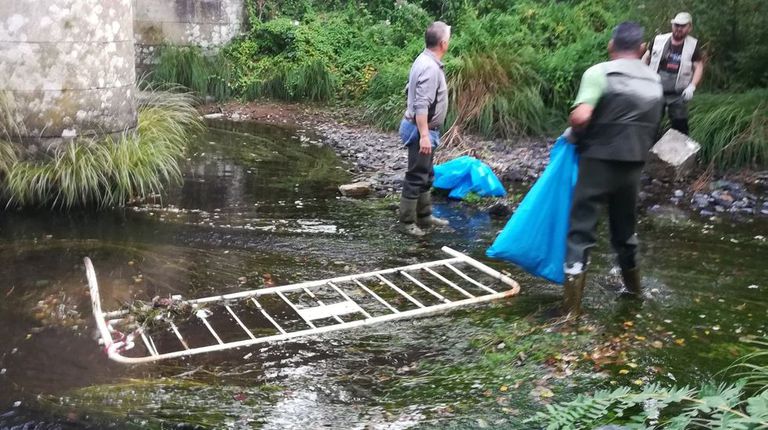 Pescadores retiraron más de 300 kilos de basura del río Furelos