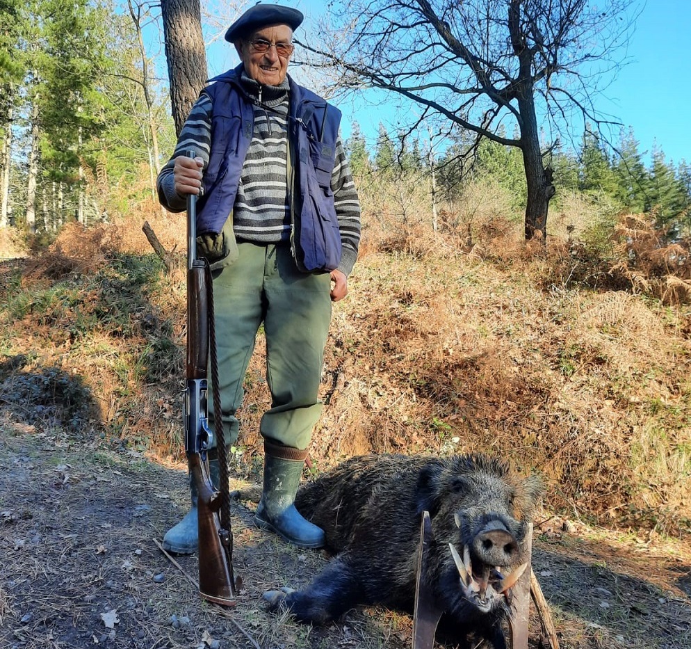 Abate un jabalí ‘medalla de oro’ a los 86 años