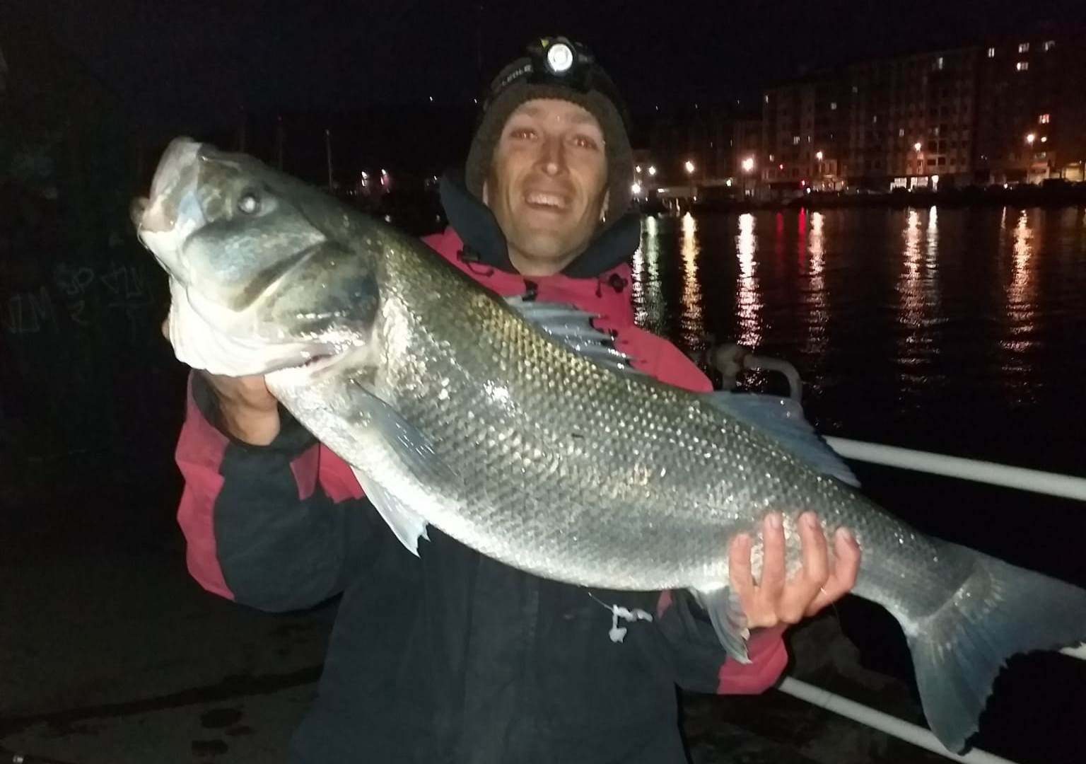 Pescan una lubina de más de 9 kilos en la ría de Bilbao