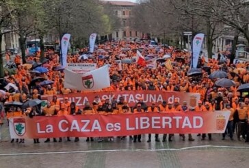 Multitudinaria manifestacion de cazadores en Pamplona