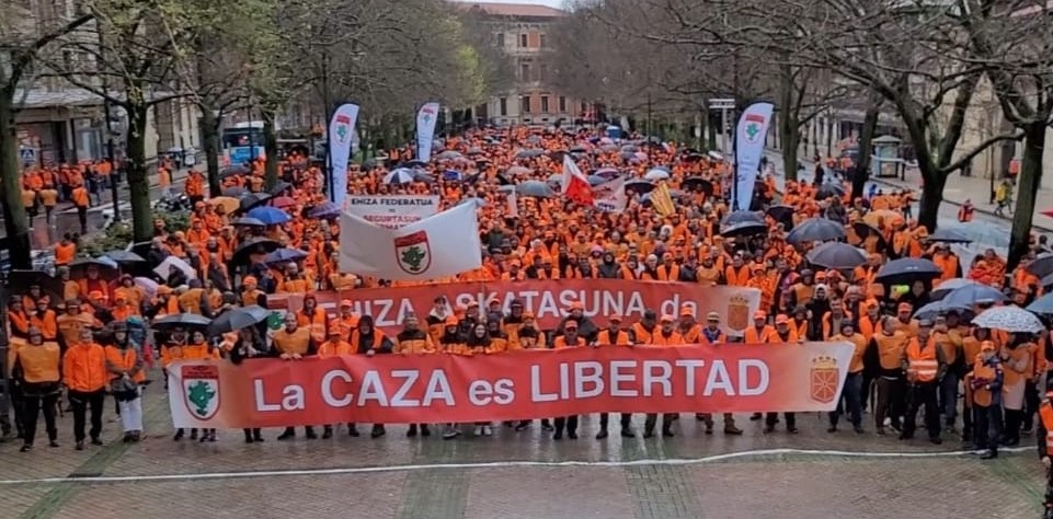 Multitudinaria manifestacion de cazadores en Pamplona